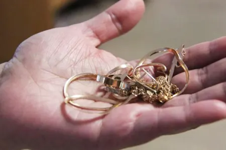 Qonşusunun evindən qızıl oğurlayan şəxs - ƏLƏ KEÇDİ