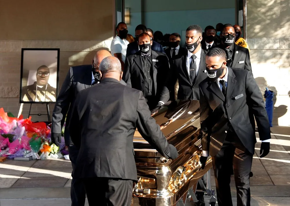 Polisin öldürdüyü Floyd - QIZIL TABUTDA DƏFN EDİLİR - FOTO