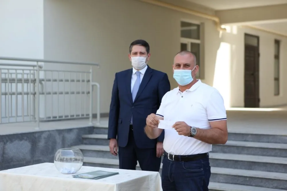 Şəhid ailələri və Qarabağ müharibəsi əlillərinə daha 100 mənzil verildi - FOTO