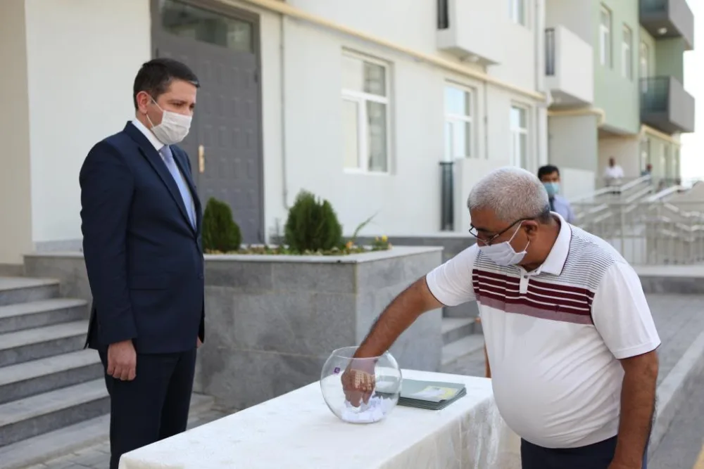 Şəhid ailələri və Qarabağ müharibəsi əlillərinə daha 100 mənzil verildi - FOTO