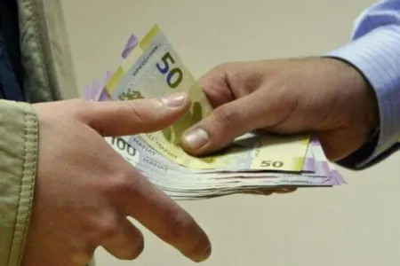 Şəhər İcra Hakimiyyətinin vəzifəli əməkdaşı rüşvət alan zaman - CINAYƏT BAŞINDA YAXALANDI