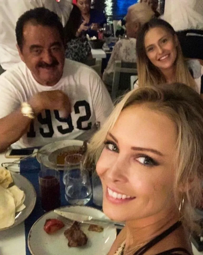 İbrahim Tatlısəs sevgilisini keçmiş həyat yoldaş ilə - TANIŞ ETDİ - FOTO