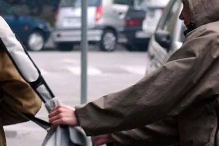 Bakıda küçənin ortasında qadını - TALADILAR