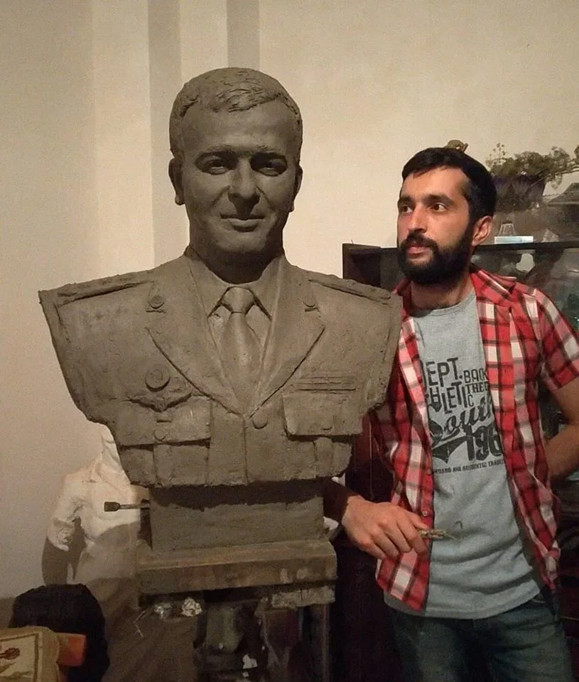 Azərbaycanlı tələbə şəhid generalın büstünü hazırladı - FOTO