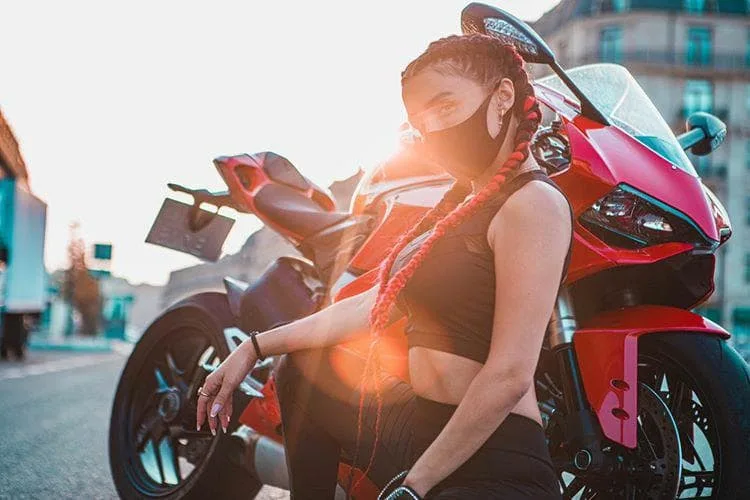 Maskalı Renka motosikleti ilə fotosessiya etdi - FOTOLAR