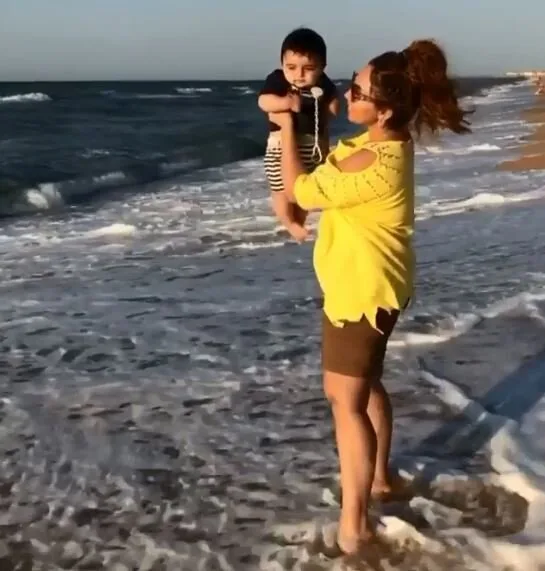 Azərbaycanlı müğənni oğlu ilə dənizdən görüntülərini - YAYDI - FOTO
