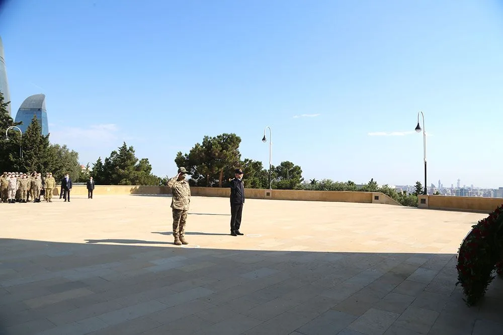 Azərbaycan və Türkiyə Müdafiə Nazirliklərinin rəhbərliyi Fəxri xiyabanı və Şəhidlər xiyabanını ziyarət ediblər - FOTO