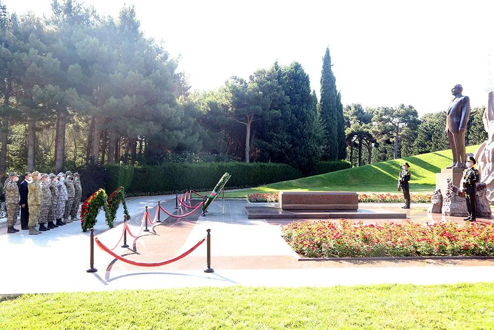 Azərbaycan və Türkiyə Müdafiə Nazirliklərinin rəhbərliyi Fəxri xiyabanı və Şəhidlər xiyabanını ziyarət ediblər - FOTO