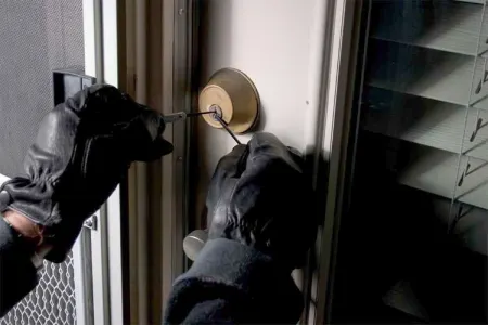 Yasamalda evdən 40 min dollarlıq oğurluq olub