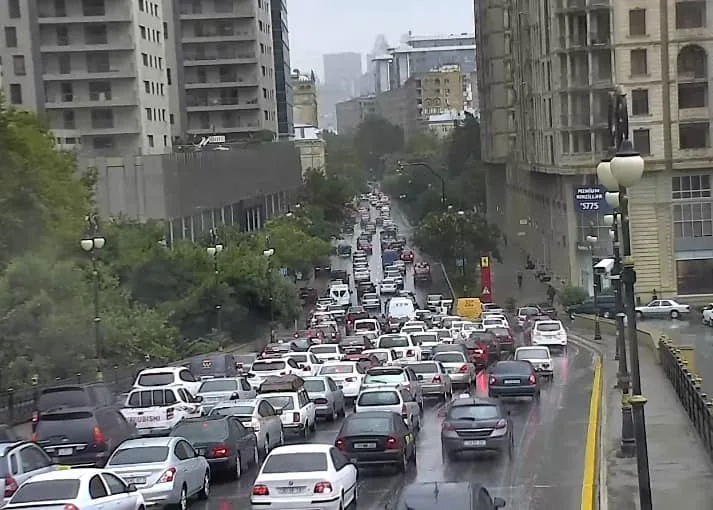 Sürücülərin diqqətinə! - BU KÜÇƏ VƏ PROSPEKTLƏRDƏ SIXLIQ VAR - FOTO