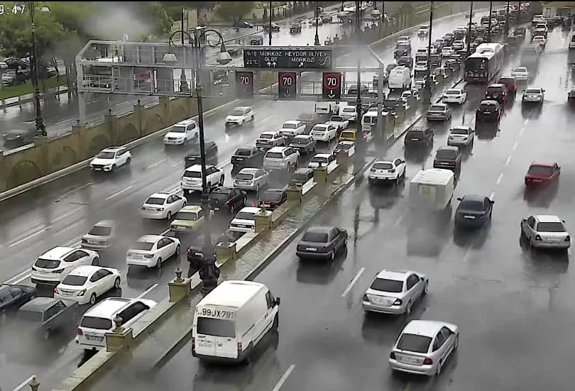 Sürücülərin diqqətinə! - BU KÜÇƏ VƏ PROSPEKTLƏRDƏ SIXLIQ VAR - FOTO