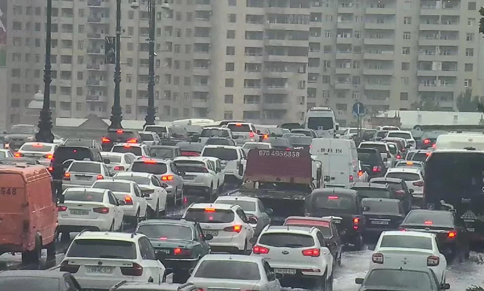 Sürücülərin diqqətinə! - BU KÜÇƏ VƏ PROSPEKTLƏRDƏ SIXLIQ VAR - FOTO