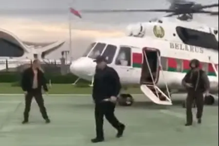 Lukaşenko İstiqlaliyyət Sarayına vertolyotla əlində avtomat gəldi - FOTO - VİDEO