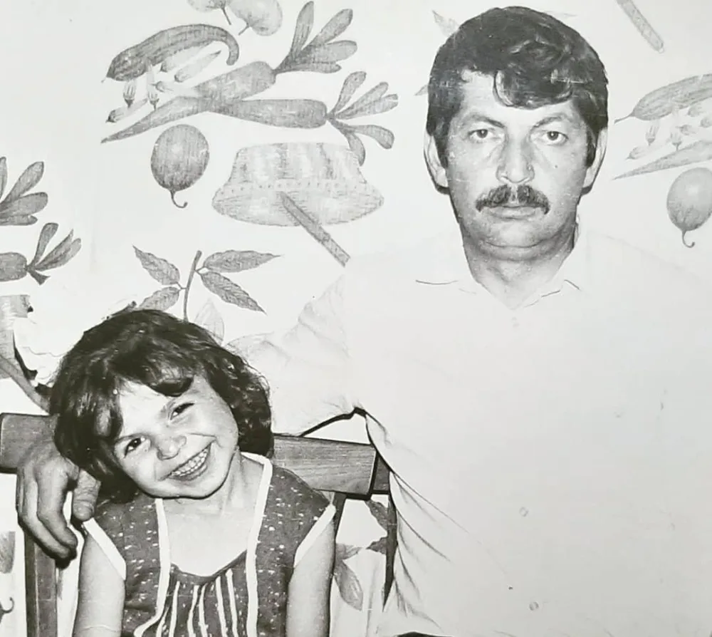 "Atam evdə mənlə danışmazdı..." - ZÜMRÜD QASIMOVA