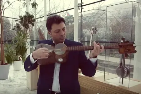 Deputat “Şuşanın dağları” mahnısını tarda ifa etdi - VİDEO