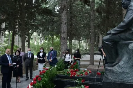 l Fəxri Xiyabanda Üzeyir Hacıbəylinin və musiqi xadimlərinin məzarları ziyarət edildi - FOTO