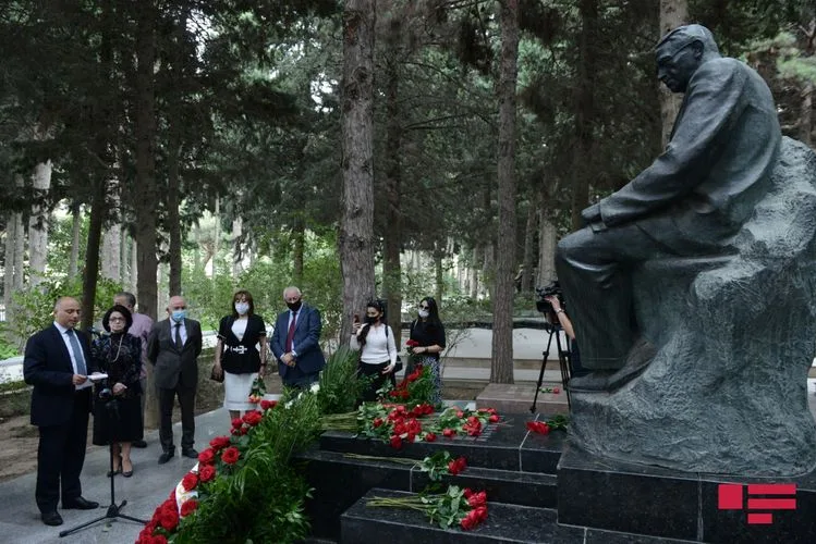 l Fəxri Xiyabanda Üzeyir Hacıbəylinin və musiqi xadimlərinin məzarları ziyarət edildi - FOTO