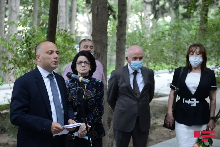 l Fəxri Xiyabanda Üzeyir Hacıbəylinin və musiqi xadimlərinin məzarları ziyarət edildi - FOTO