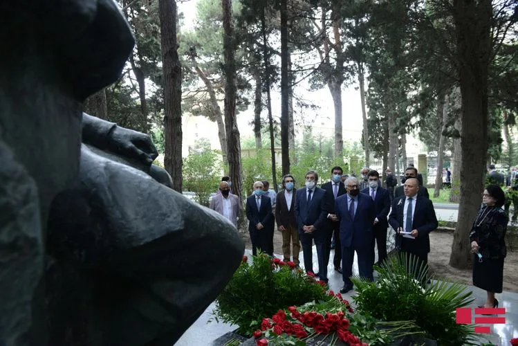 l Fəxri Xiyabanda Üzeyir Hacıbəylinin və musiqi xadimlərinin məzarları ziyarət edildi - FOTO