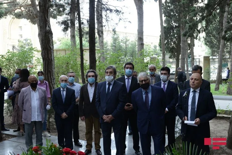 l Fəxri Xiyabanda Üzeyir Hacıbəylinin və musiqi xadimlərinin məzarları ziyarət edildi - FOTO