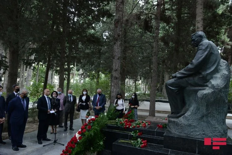 l Fəxri Xiyabanda Üzeyir Hacıbəylinin və musiqi xadimlərinin məzarları ziyarət edildi - FOTO