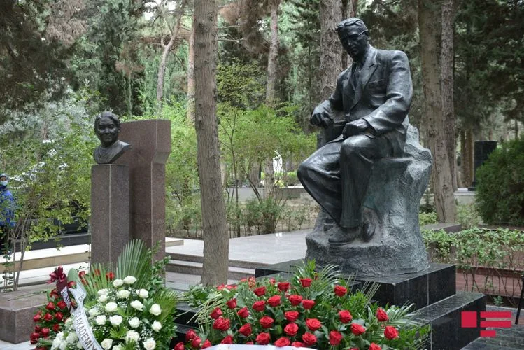 l Fəxri Xiyabanda Üzeyir Hacıbəylinin və musiqi xadimlərinin məzarları ziyarət edildi - FOTO