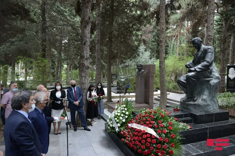 l Fəxri Xiyabanda Üzeyir Hacıbəylinin və musiqi xadimlərinin məzarları ziyarət edildi - FOTO