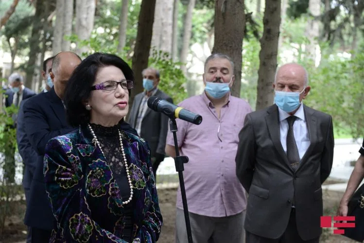 l Fəxri Xiyabanda Üzeyir Hacıbəylinin və musiqi xadimlərinin məzarları ziyarət edildi - FOTO