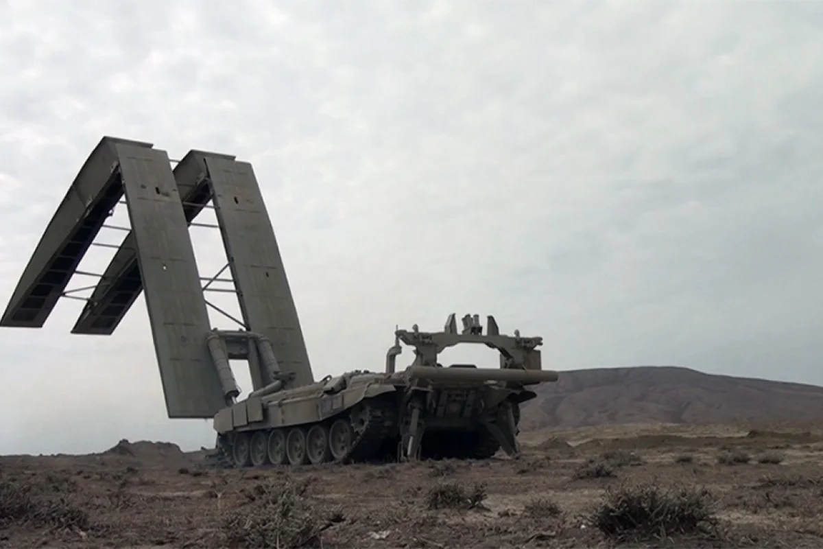 Mühəndis-istehkam bölmələri döyüş hazırlığı üzrə məşğələlər keçirir - VİDEO