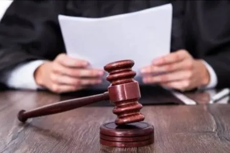 Evin sahibi ilə yeyib-içib, sonra bıçaqlayan quldurların məhkəməsi başlayır