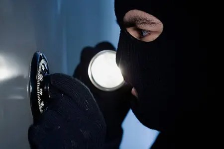 Evdən 2 800 dollar oğurlandı - Bakıda