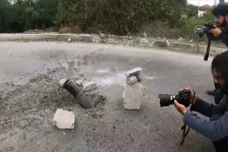 Anadolu Agentliyi jurnalistlərin atəşə tutulduğu anı görüntülədi - Video