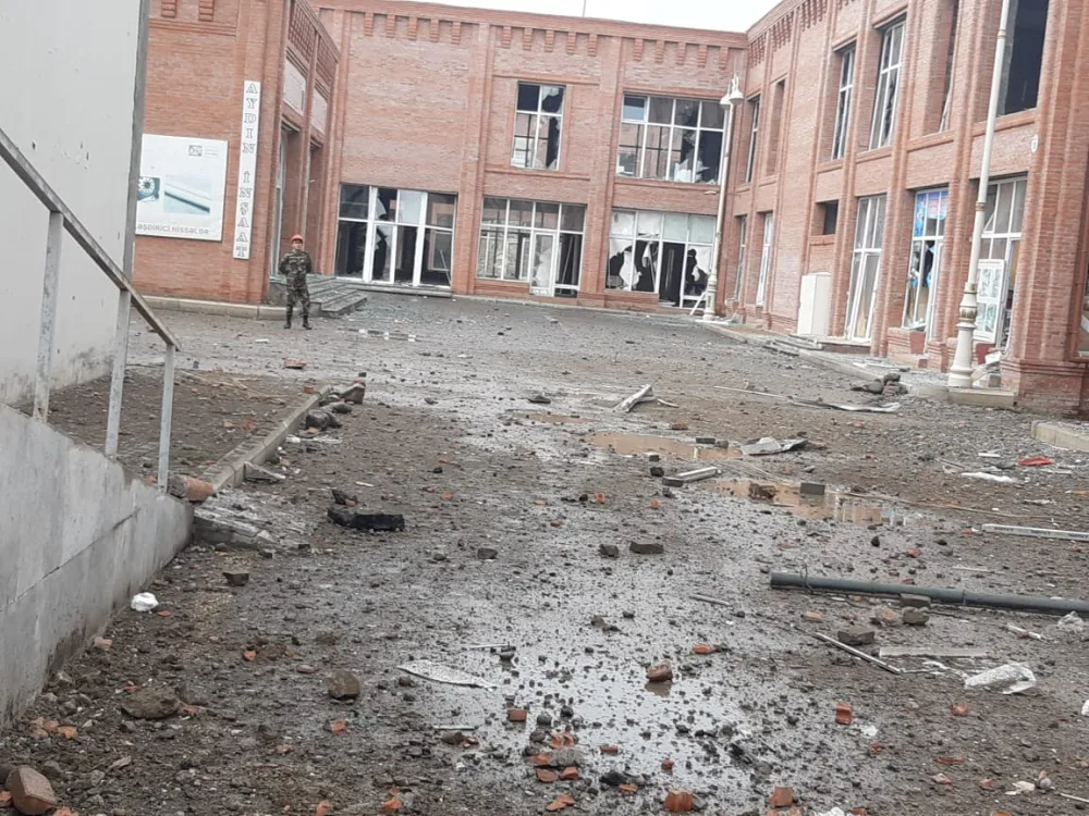 Gəncəyə atılan raketin biri bağçaya, biri məktəbə - DÜŞÜB - FOTOLAR