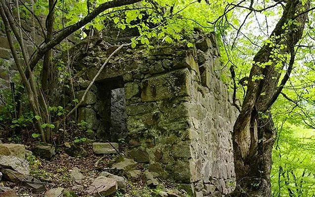 Kəlbəcərdəki Qırmızı monastır məhv olur