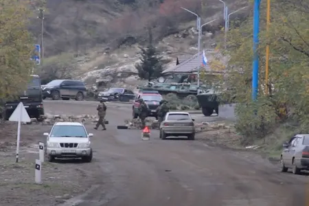 Sülhməramlılar Xankəndidən Şuşaya gedən yolda - - Video