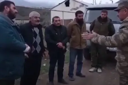 Azərbaycan hərbçiləri erməni mülki əhaliyə əşyalarını götürməyə şərait yaradıb - VİDEO