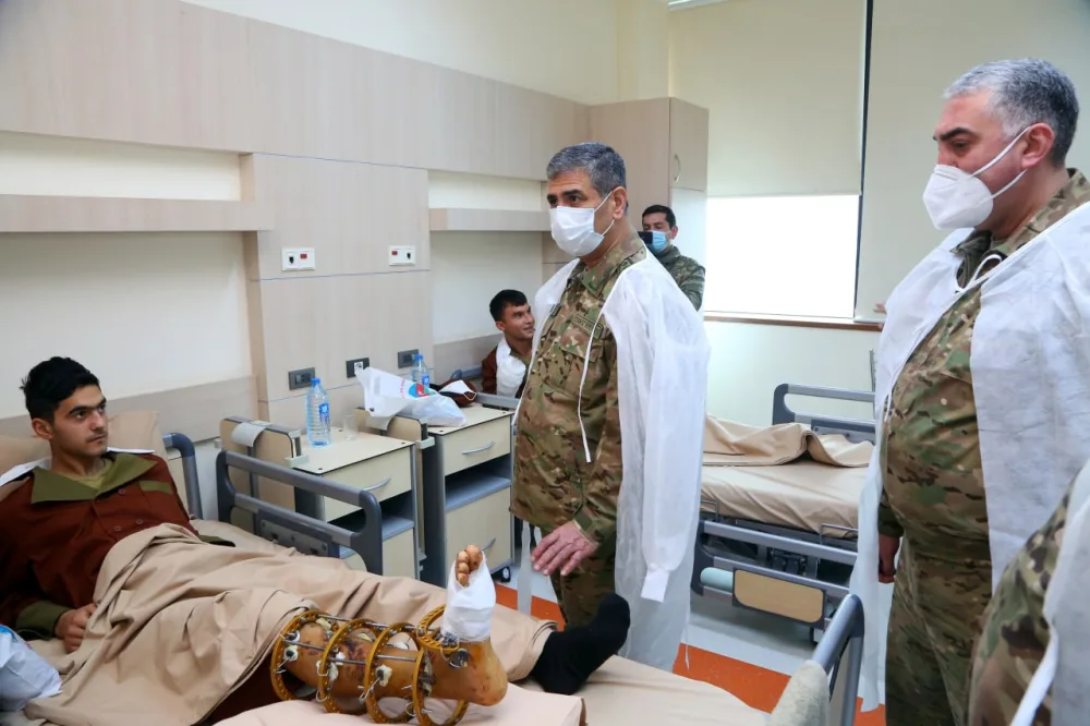 Müdafiə naziri bayramlar münasibətilə hərbi hospitalda olub - FOTO - VİDEO