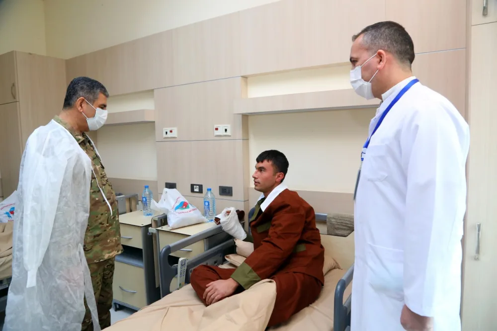 Müdafiə naziri bayramlar münasibətilə hərbi hospitalda olub - FOTO - VİDEO
