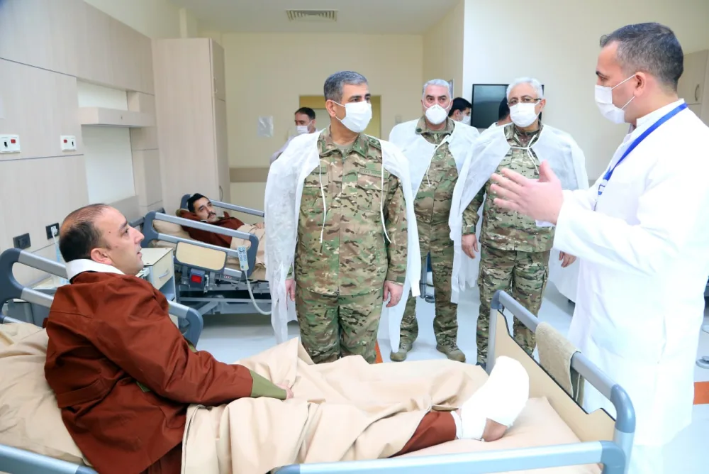Müdafiə naziri bayramlar münasibətilə hərbi hospitalda olub - FOTO - VİDEO