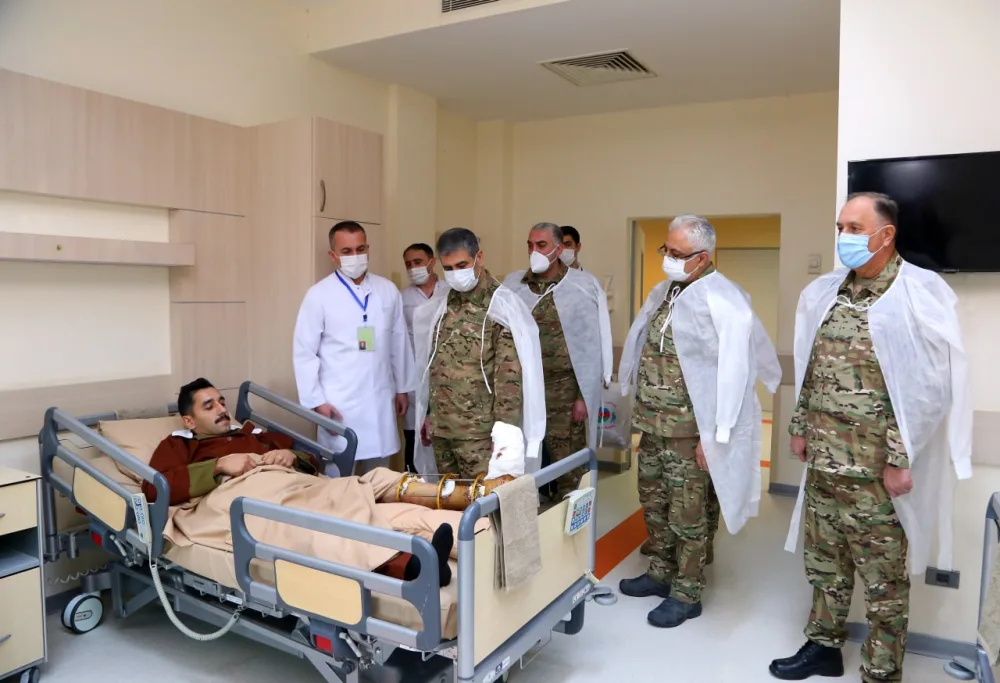 Müdafiə naziri bayramlar münasibətilə hərbi hospitalda olub - FOTO - VİDEO