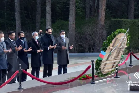 İCESCO-nun Baş direktoru Fəxri xiyabanı və Şəhidlər xiyabanını ziyarət edib