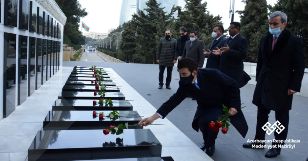 İCESCO-nun Baş direktoru Fəxri xiyabanı və Şəhidlər xiyabanını ziyarət edib