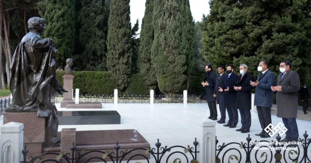 İCESCO-nun Baş direktoru Fəxri xiyabanı və Şəhidlər xiyabanını ziyarət edib