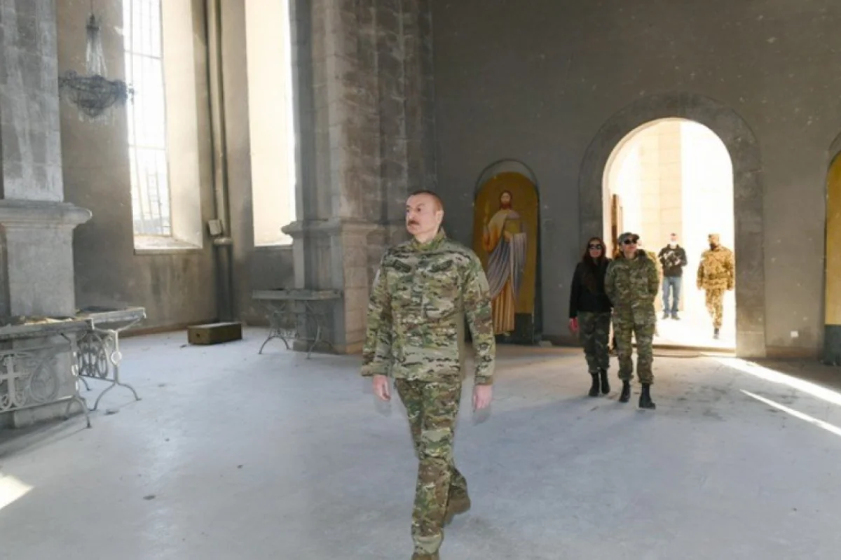 Azərbaycan Prezidenti Şuşada kilsəyə baş çəkib - FOTO