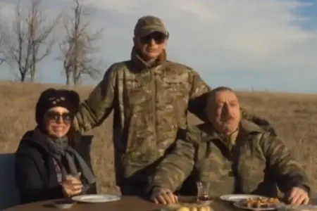 Prezident Cıdır düzündə paxlavayla çay içdi - Video
