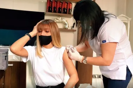 Röya Ayxan ilk vaksin olunan - MƏŞHURDUR