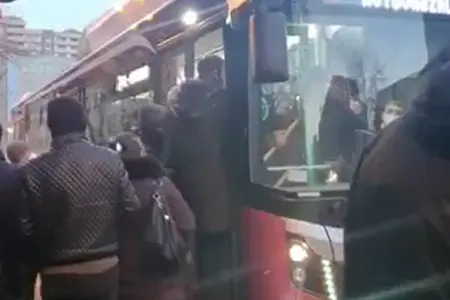 Karantin yumşalandan sonra vətəndaşlar işdən bu vəziyyətdə qayıdır - Video