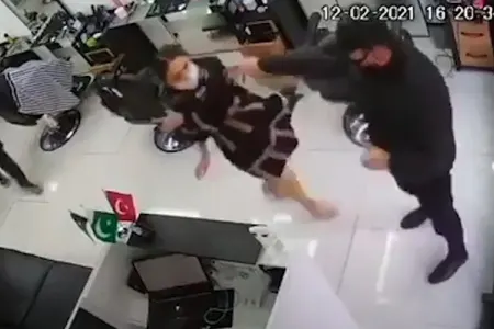 Bərbərxanada qadını itələyən polis - İŞDƏN ÇIXARILDI