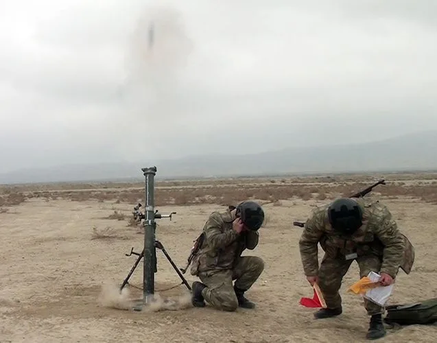 Minaatan batareyalardan döyüş atışları - Fotolarda