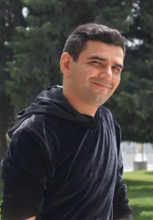 Azərbaycanlı aktyorun evində partlayış - VƏZİYYƏTİ AĞIRDIR - FOTO